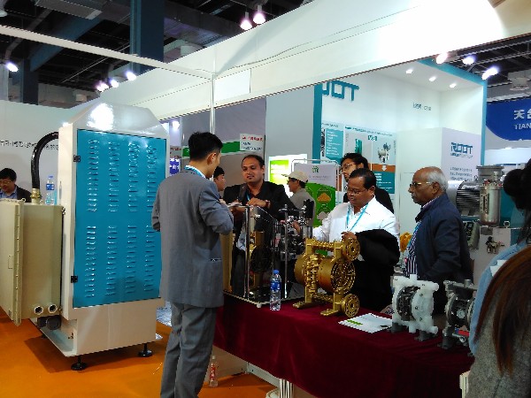 麻豆视频免费在线播放展會與國際友人交流